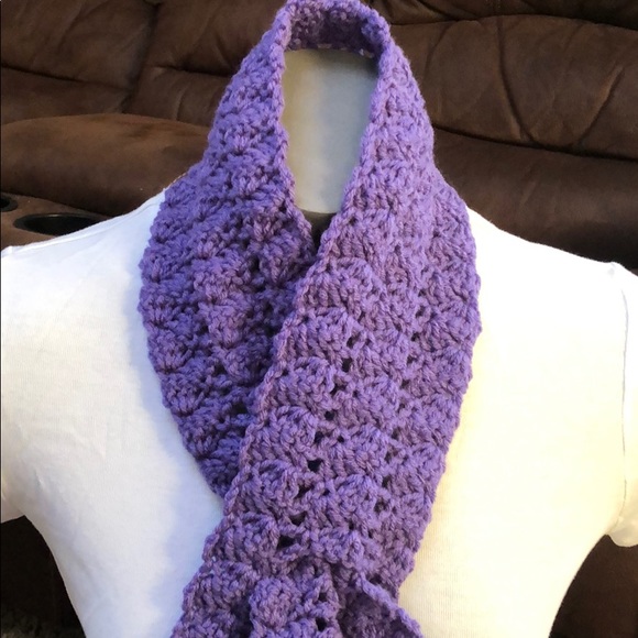 Neck warmer scarf Fastens through hole in scarf - Picture 2 of 4